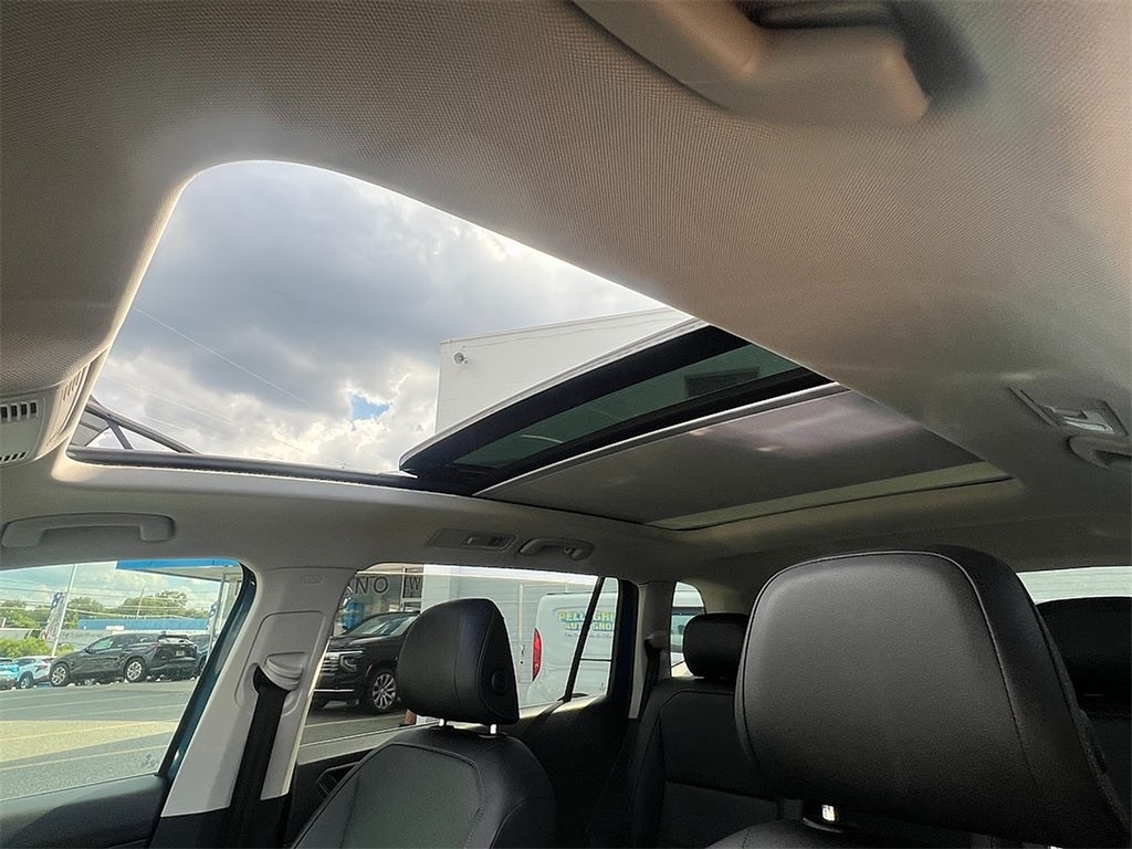 2019 Volkswagen Tiguan SEL R-Line photo 7