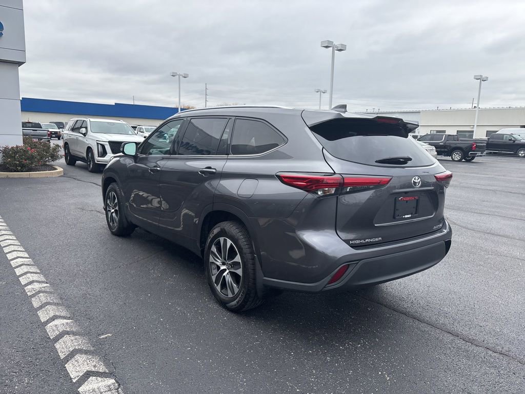2021 Toyota Highlander XLE photo 3