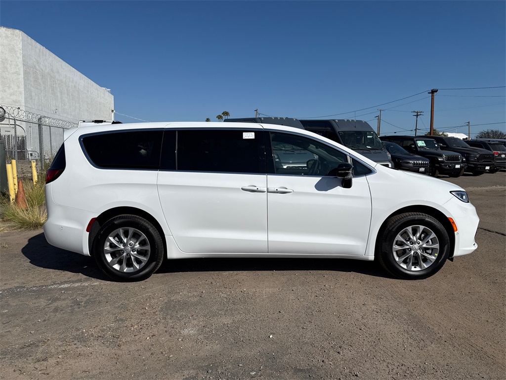 2025 Chrysler Pacifica photo 6