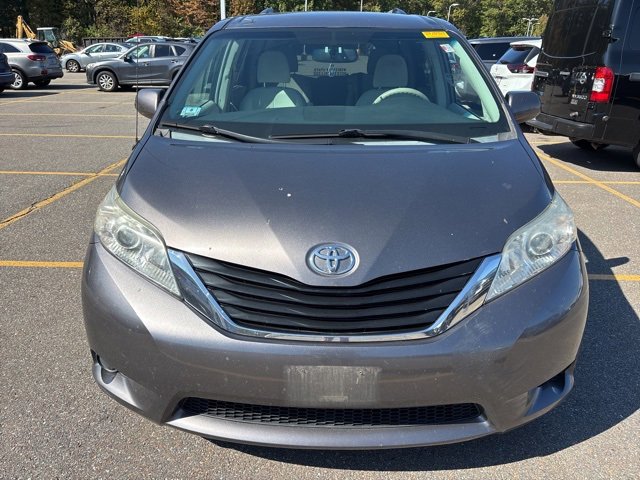 2014 Toyota Sienna L photo 2