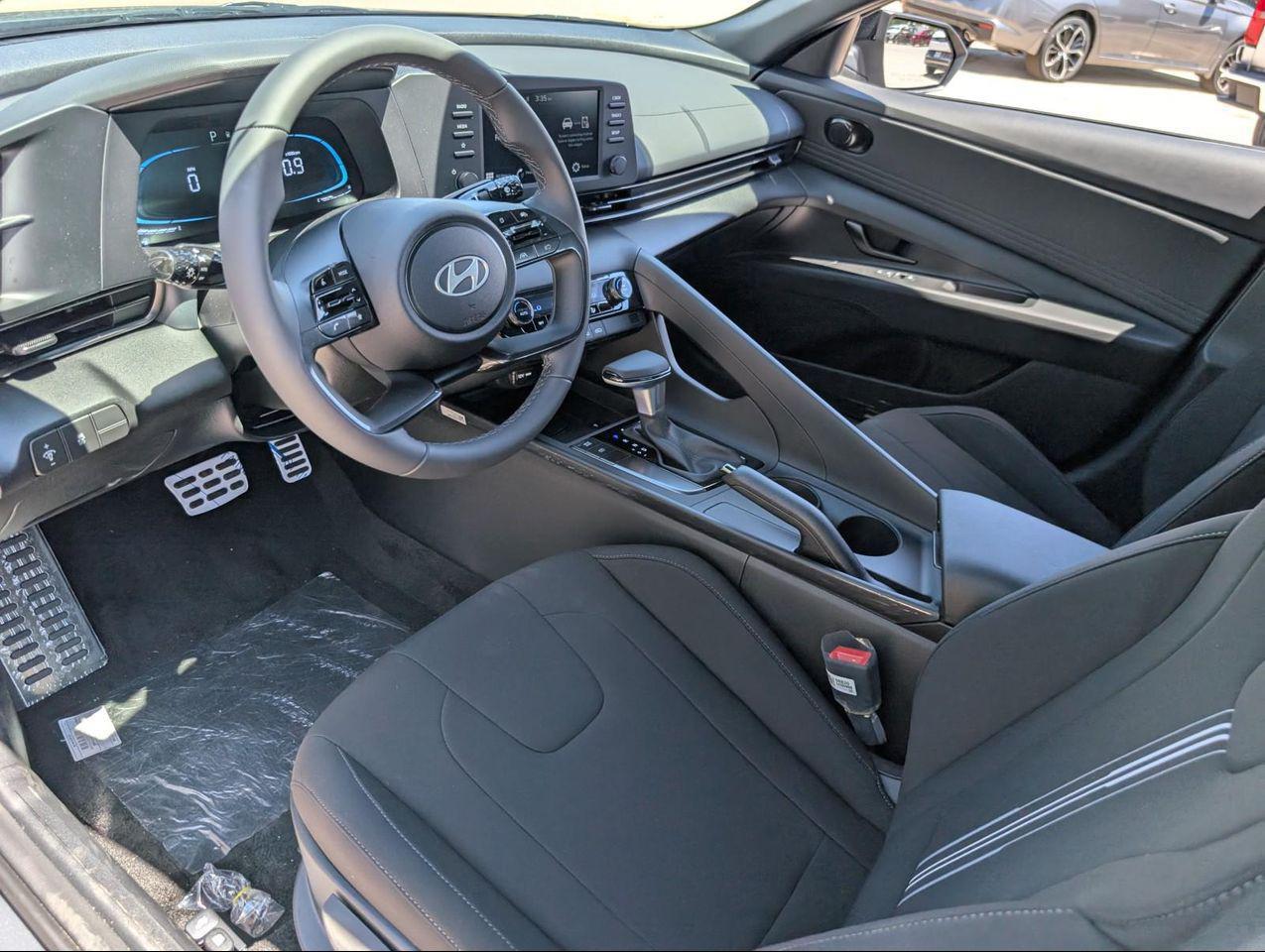 2025 Hyundai Elantra SEL Sport photo 8