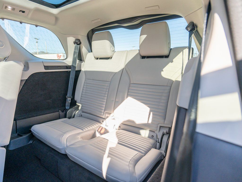 2025 Land Rover Discovery S photo 22