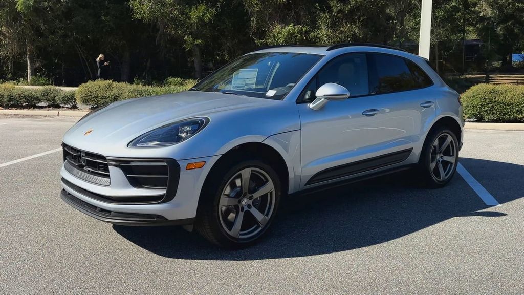 2025 Porsche Macan Base photo 2
