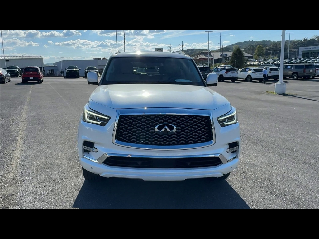 2022 Infiniti QX80 Luxe photo 2