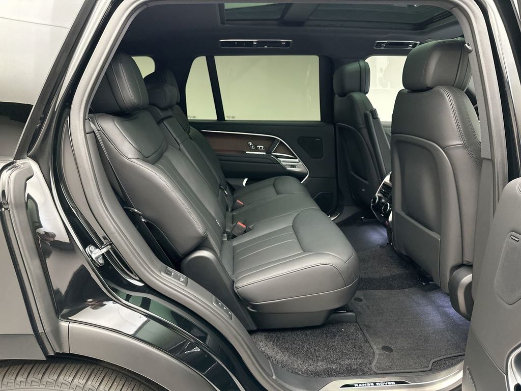2025 Land Rover Range Rover SE photo 5