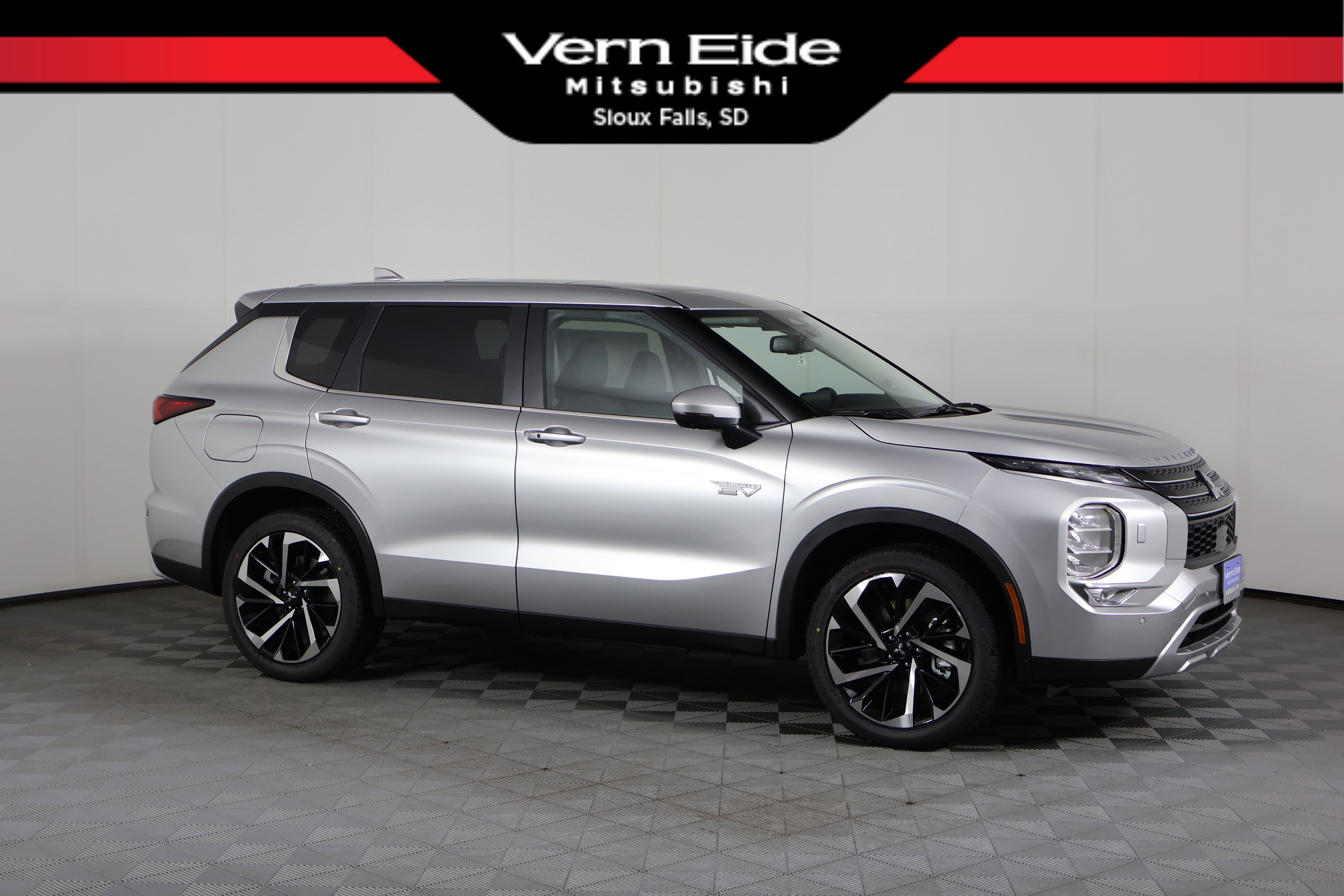 2025 Mitsubishi Outlander Plug-in Hybrid SE's photo