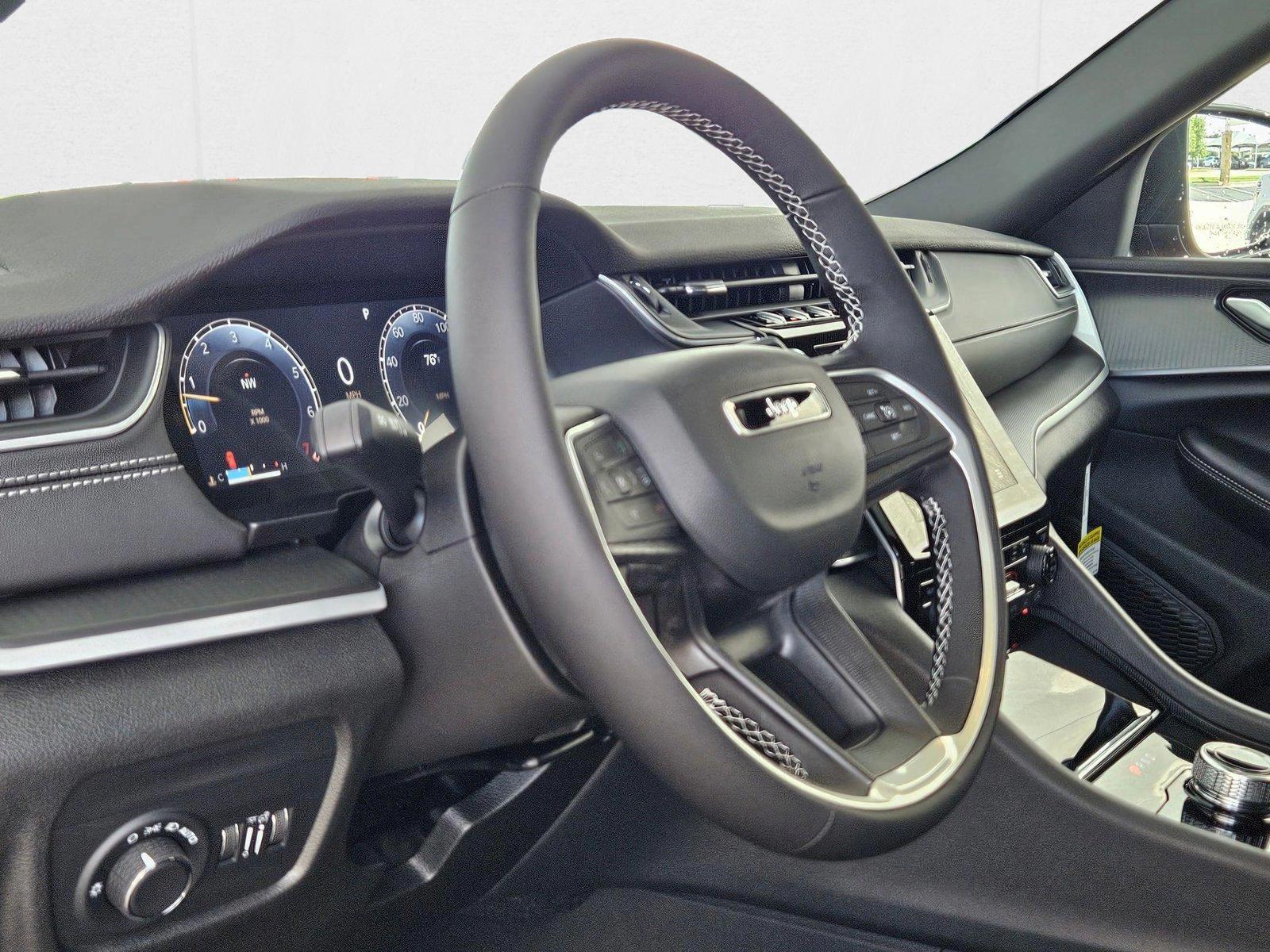 2025 Jeep Grand Cherokee Laredo X photo 3