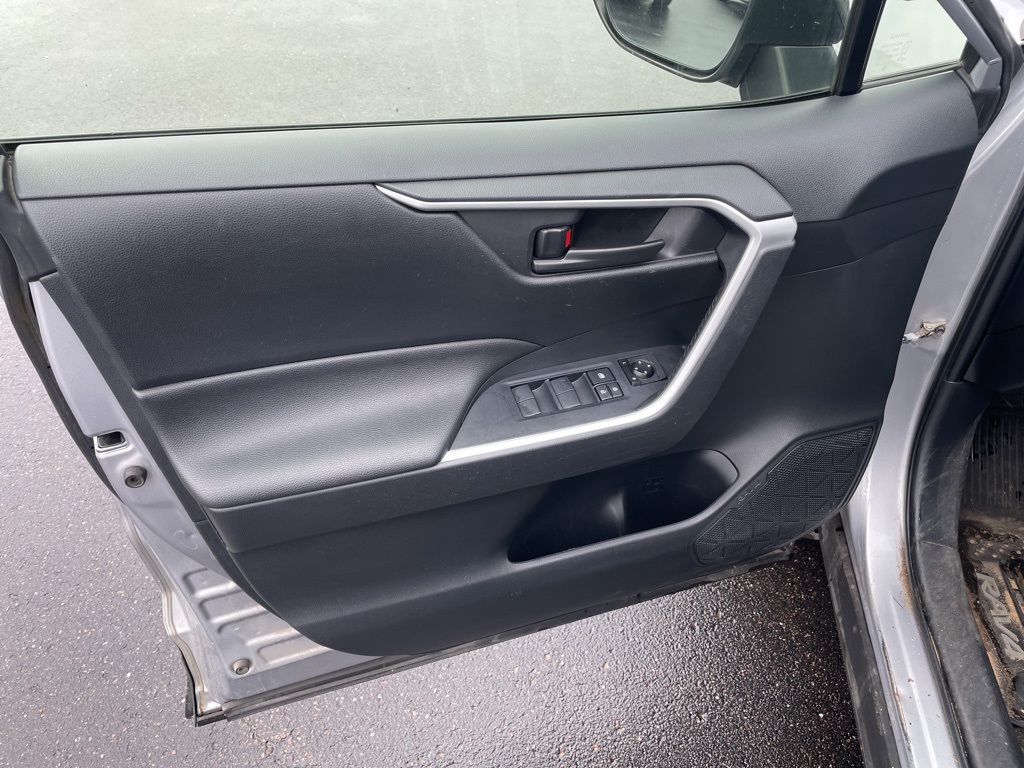 2020 Toyota RAV4 LE photo 3