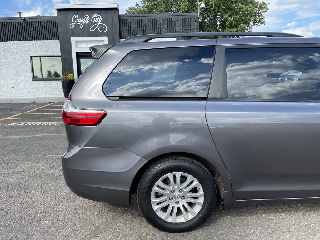 2017 Toyota Sienna XLE photo 4