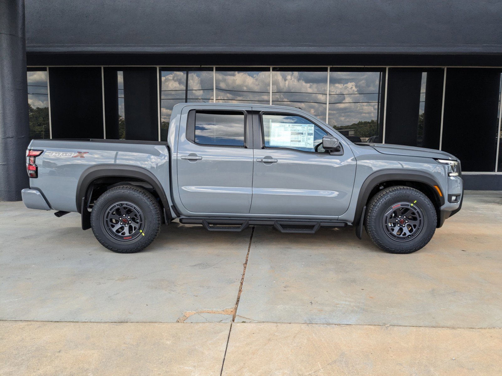 2025 Nissan Frontier Crew Cab PRO-X photo 2