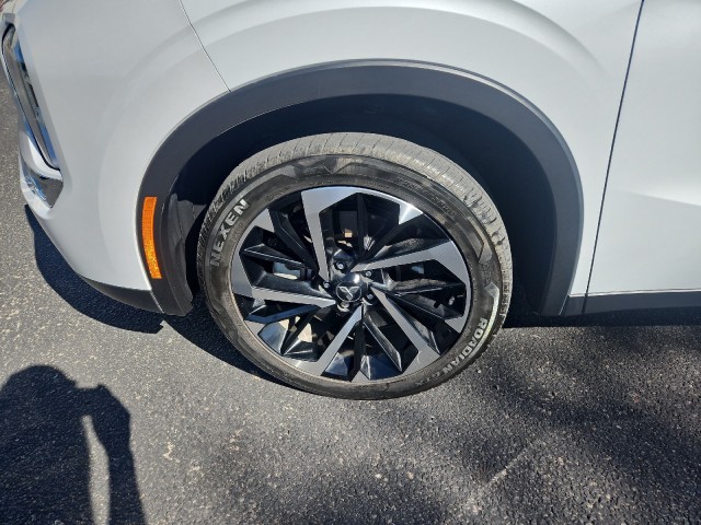 Used 2022 White Diamond Mitsubishi SE image 4