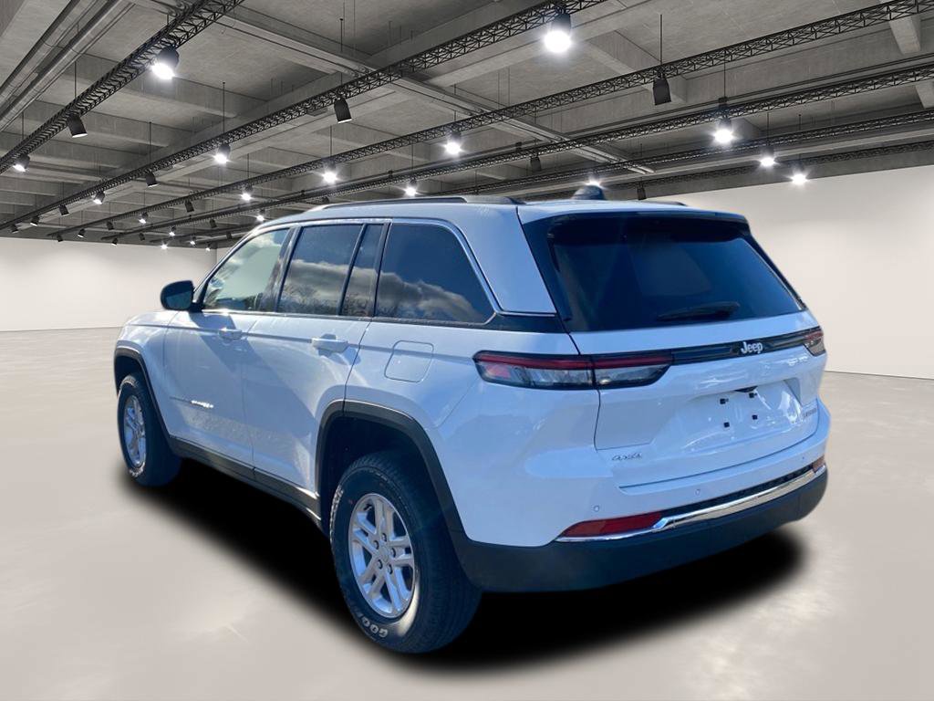 2025 Jeep Grand Cherokee Laredo photo 3