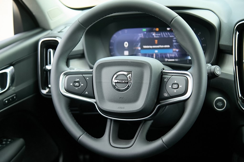 2025 VOLVO XC40 - Image 23