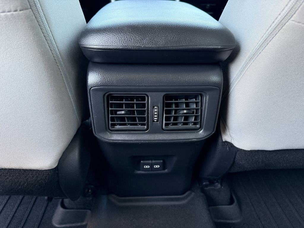 2022 Toyota RAV4 XLE photo 4