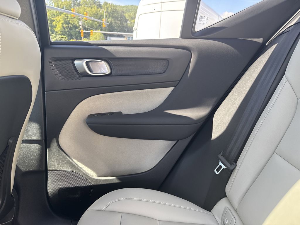2025 Volvo XC40 Plus photo 28