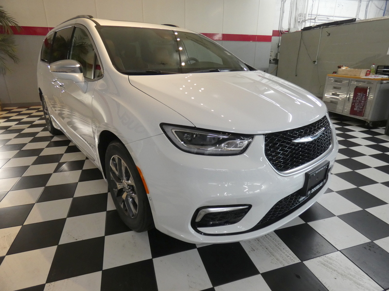 2024 Chrysler Pacifica Pinnacle photo 3