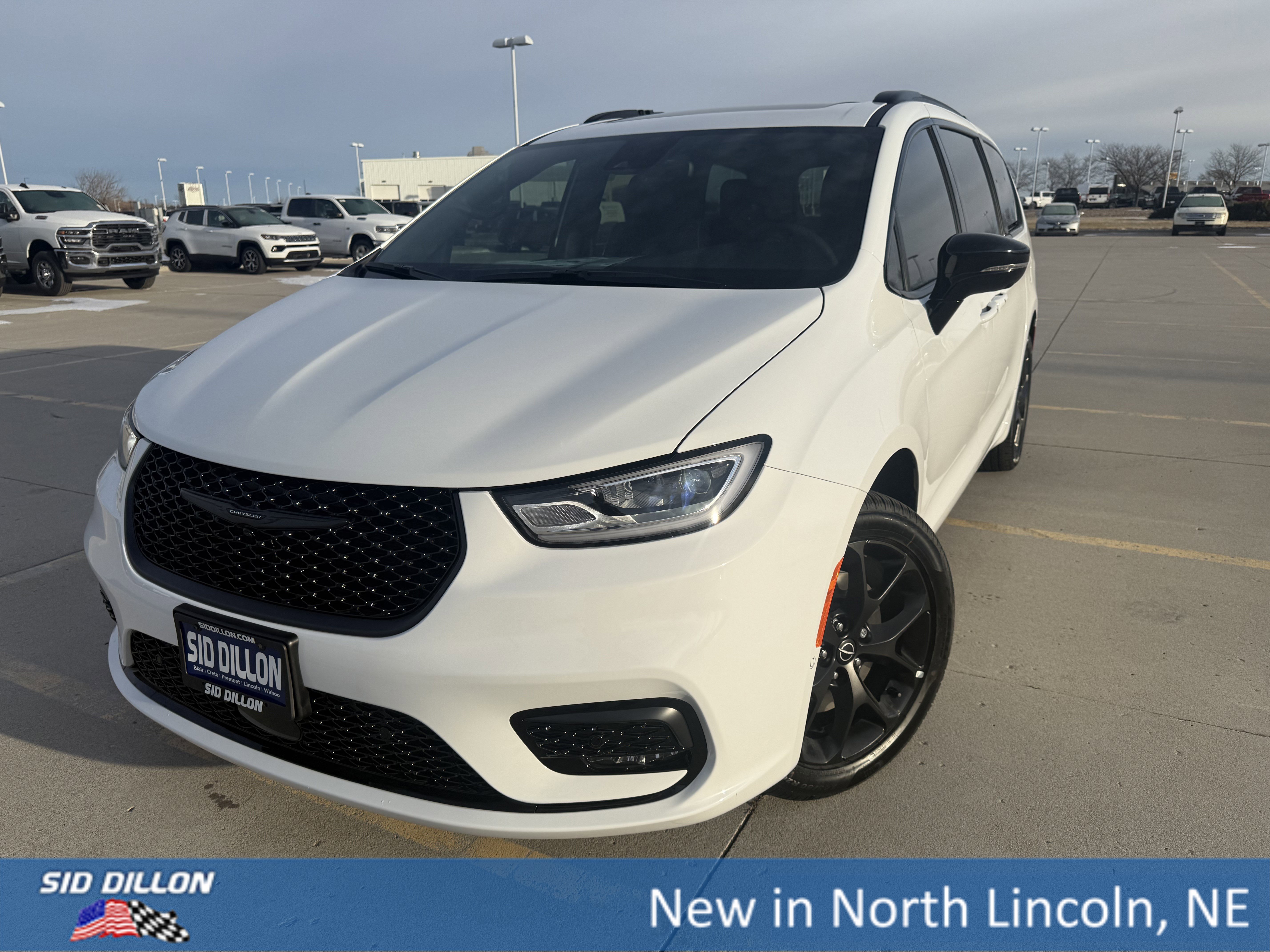 2026 Chrysler Pacifica Limited's photo