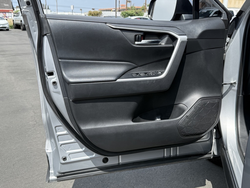 2021 Toyota RAV4 XLE photo 17