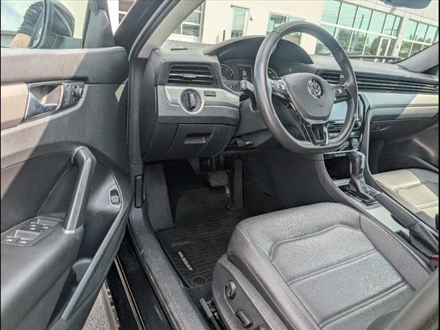 2022 Volkswagen Passat 2.0T SE photo 2