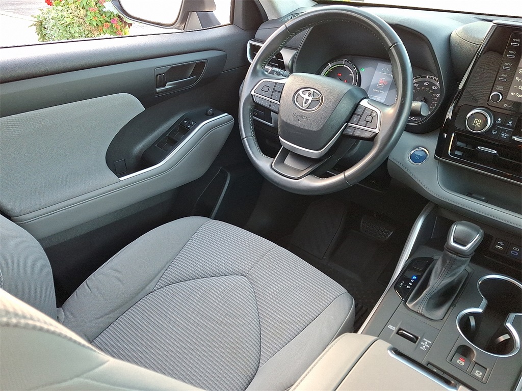 2022 Toyota Highlander Hybrid LE photo 11