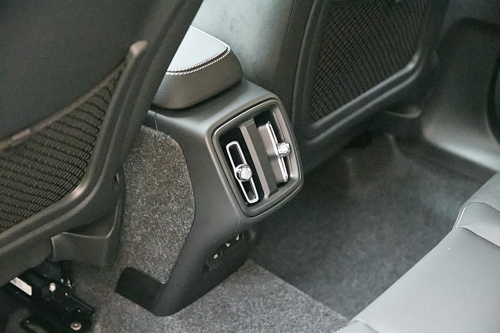 2026 VOLVO XC40 - Image 17