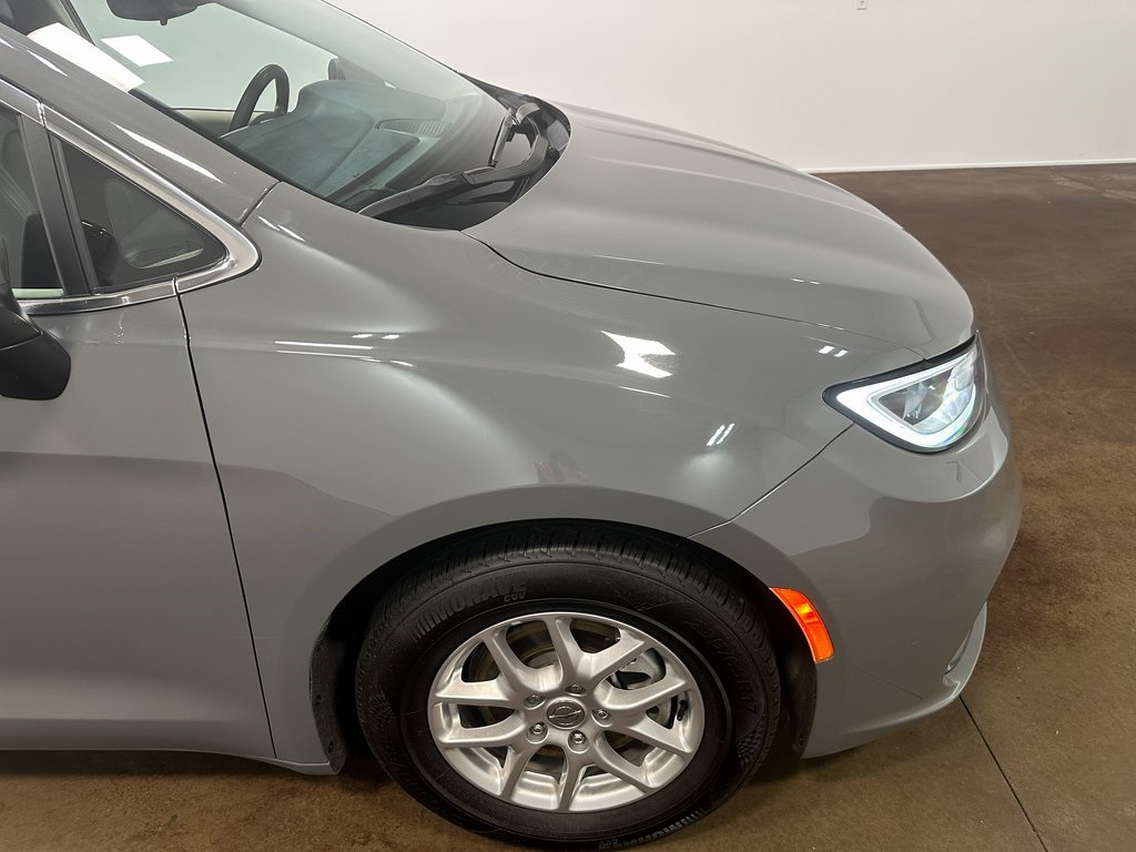 2023 Chrysler Pacifica Touring L photo 34