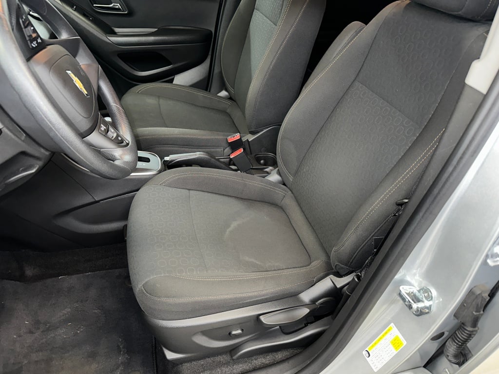 2022 Chevrolet Trax LS photo 2