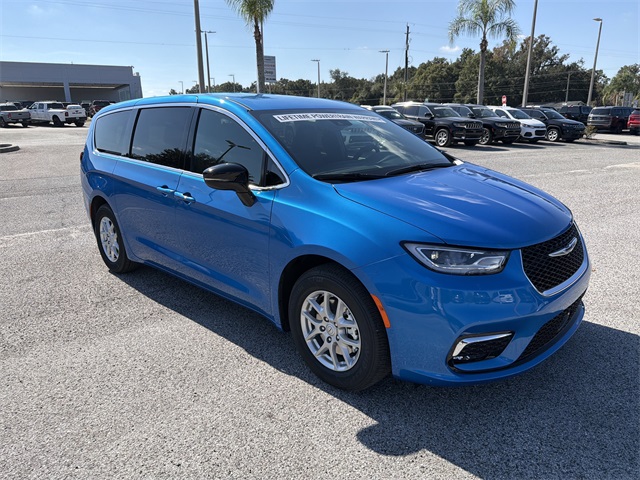 2026 Chrysler Pacifica photo 2