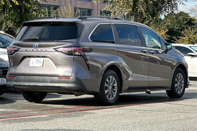 2024 Toyota Sienna XLE photo 2