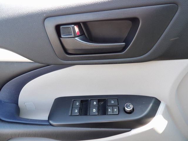 2019 Toyota Highlander LE photo 19