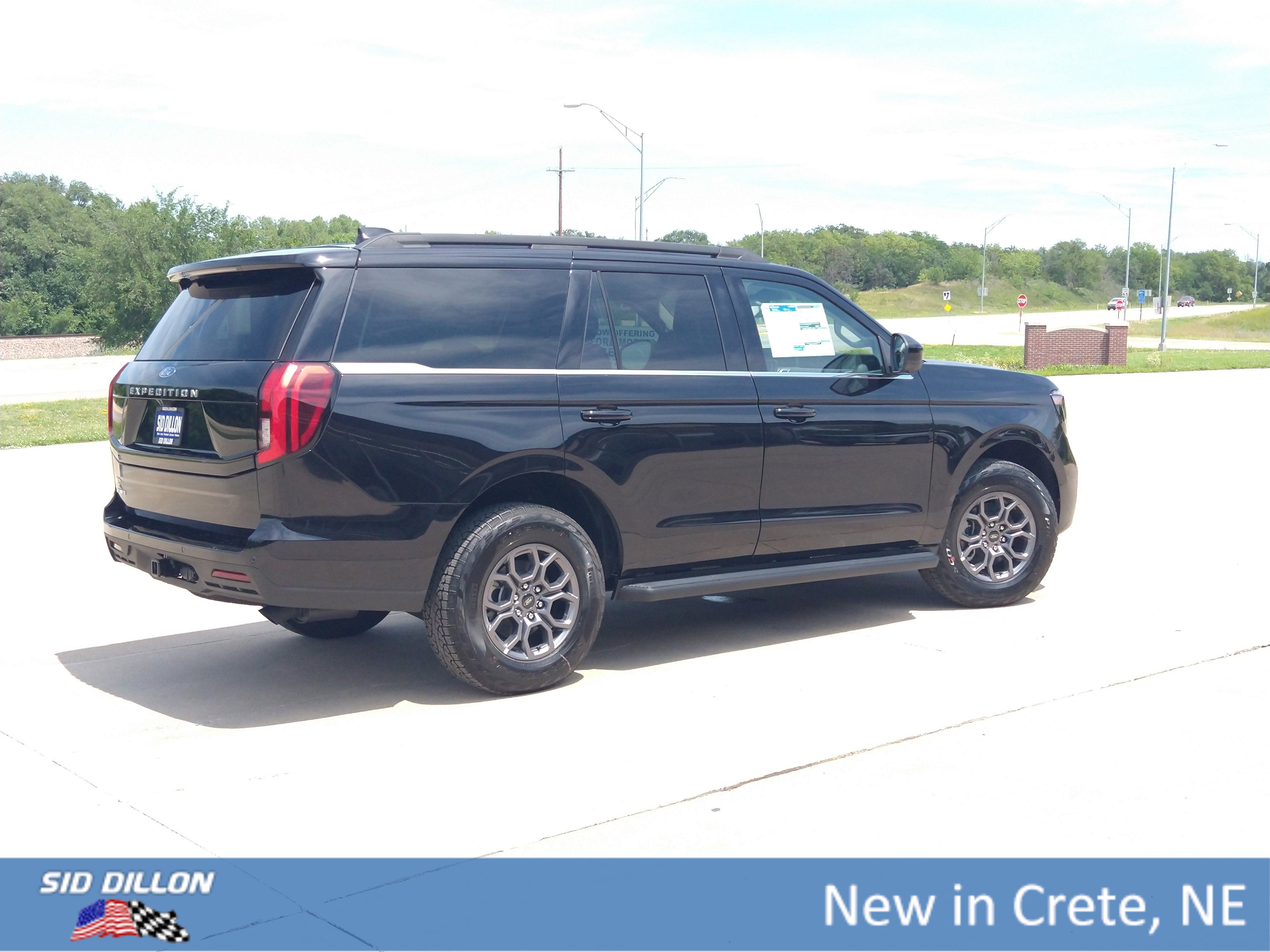 2025 Ford Expedition photo 2