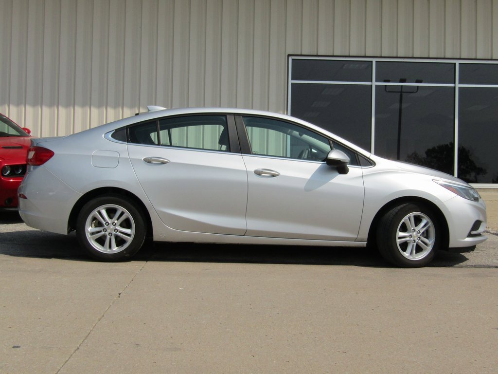 2017 Chevrolet Cruze LT photo 2