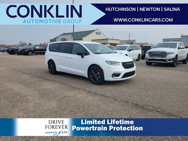 2026 Chrysler Pacifica Select's photo