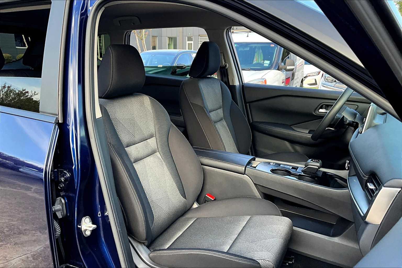 2024 Nissan Rogue SV photo 8