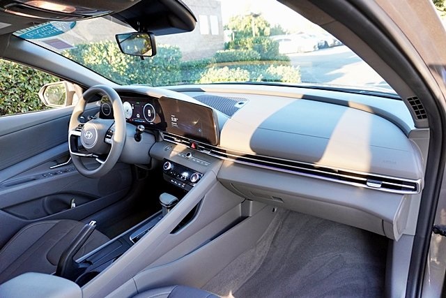 2024 Hyundai Elantra SEL photo 9