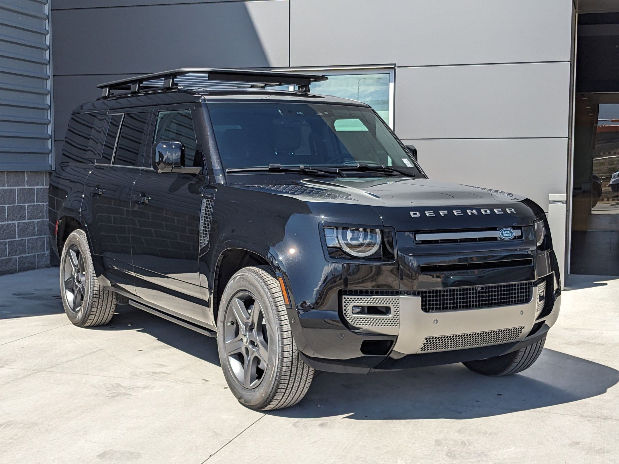 2025 Land Rover Defender 130 X-Dynamic SE photo 3