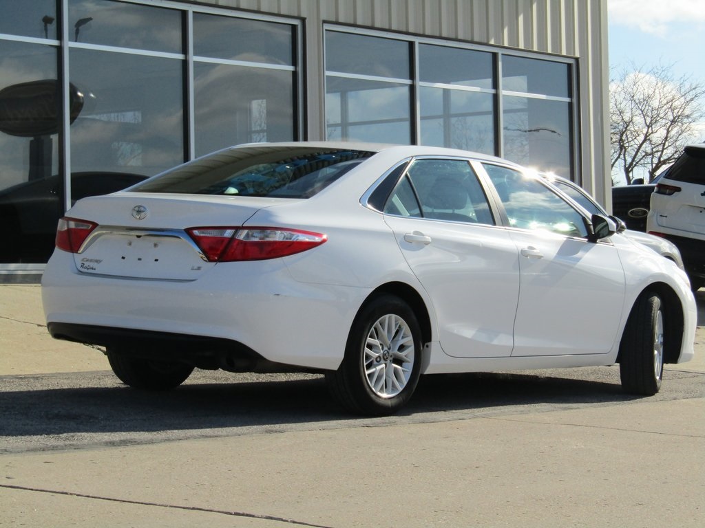 2016 Toyota Camry XLE photo 3