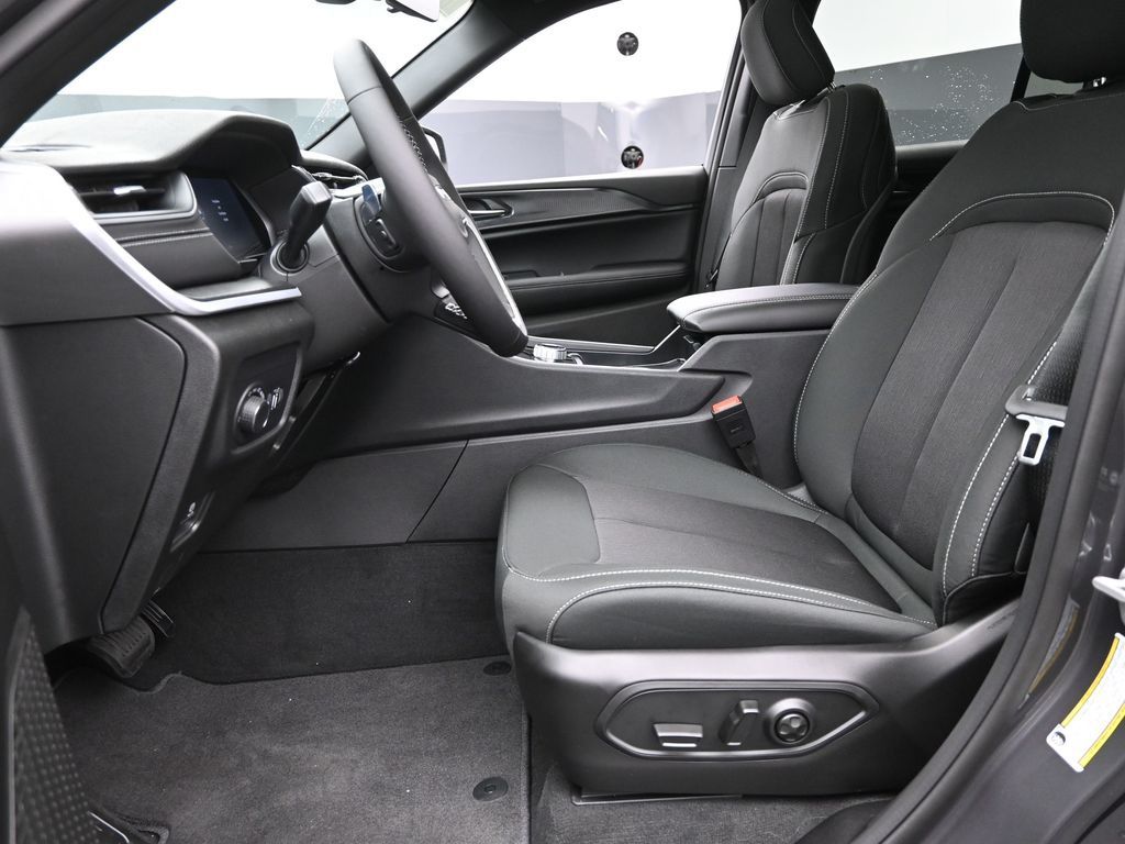 2025 Jeep Grand Cherokee Laredo X photo 10