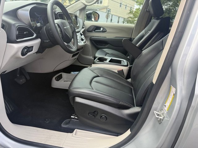2024 Chrysler Pacifica Touring L photo 9