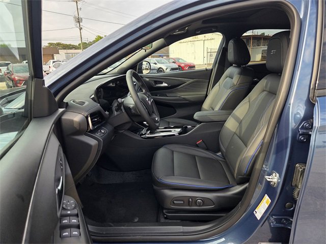 2025 Buick Envista ST photo 2