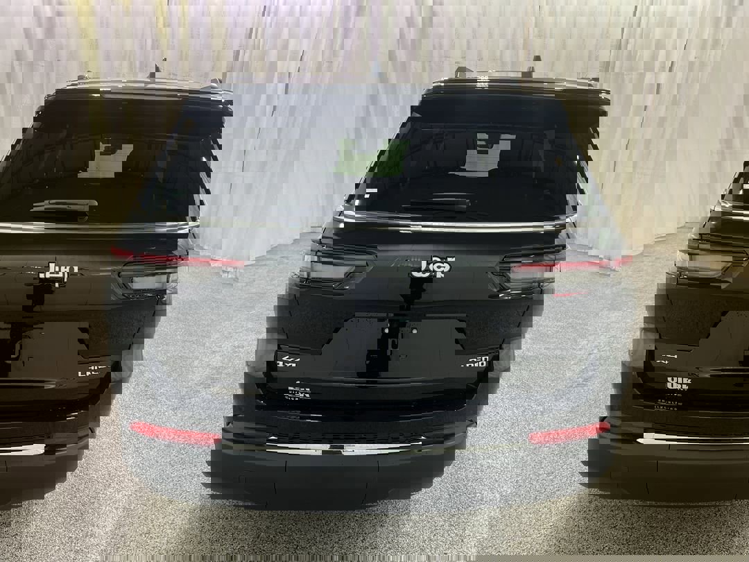 2025 Jeep Grand Cherokee Laredo X photo 3