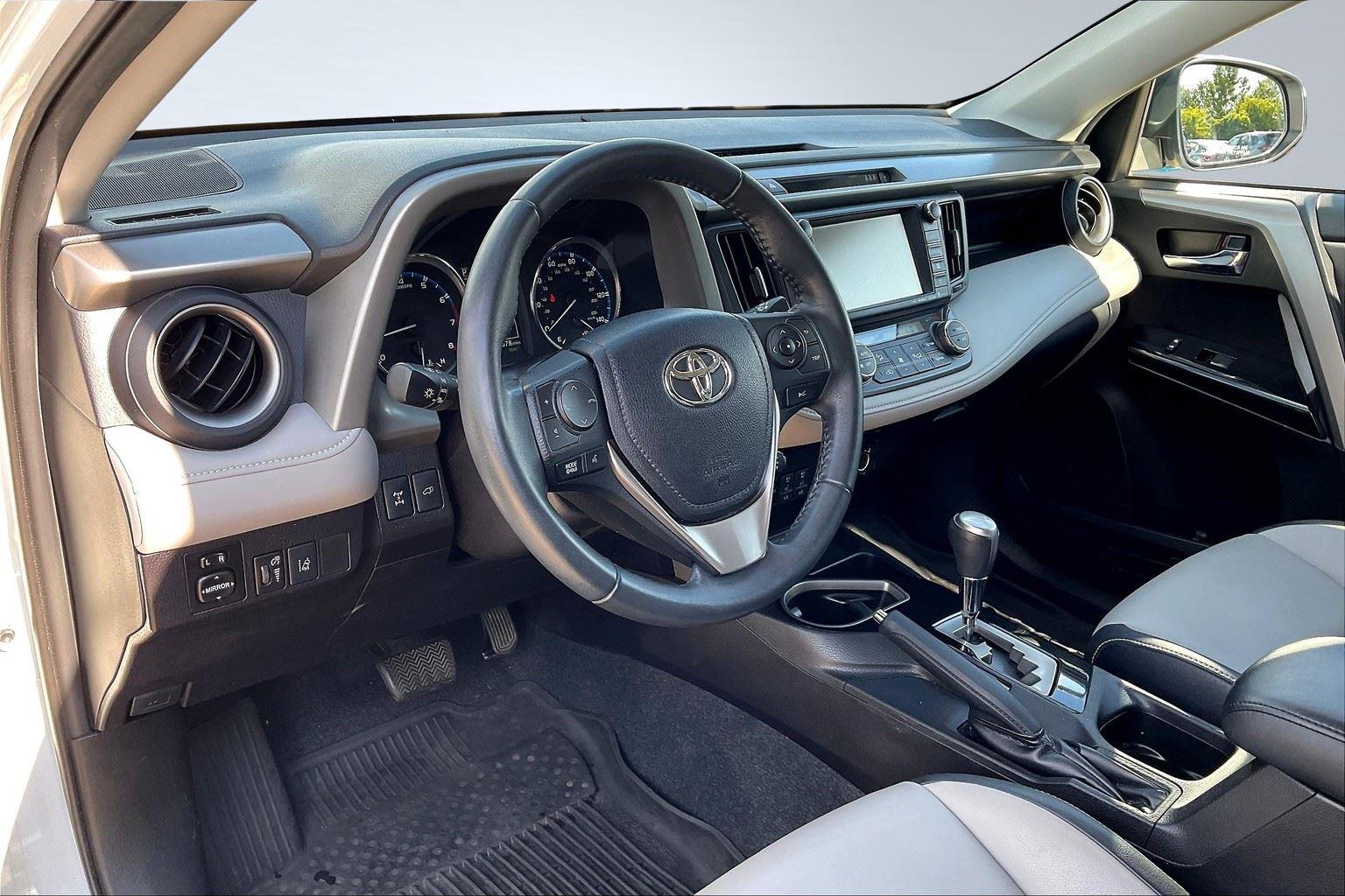 2017 Toyota RAV4 Limited photo 14