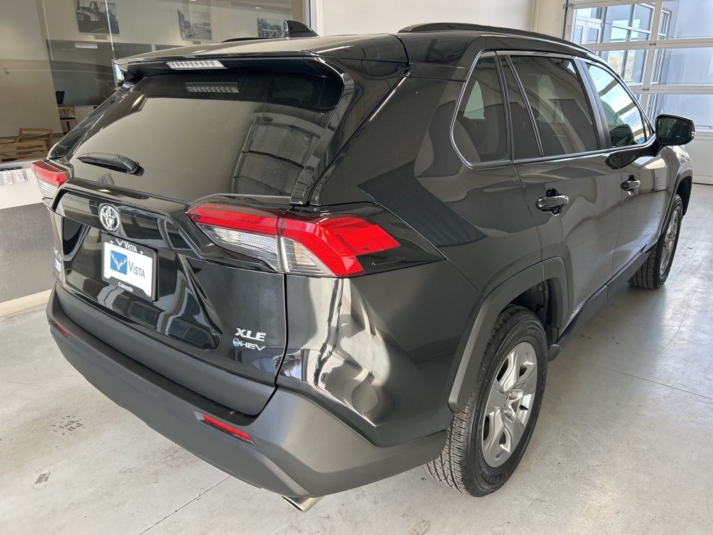 2025 Toyota RAV4 Hybrid XLE photo 4