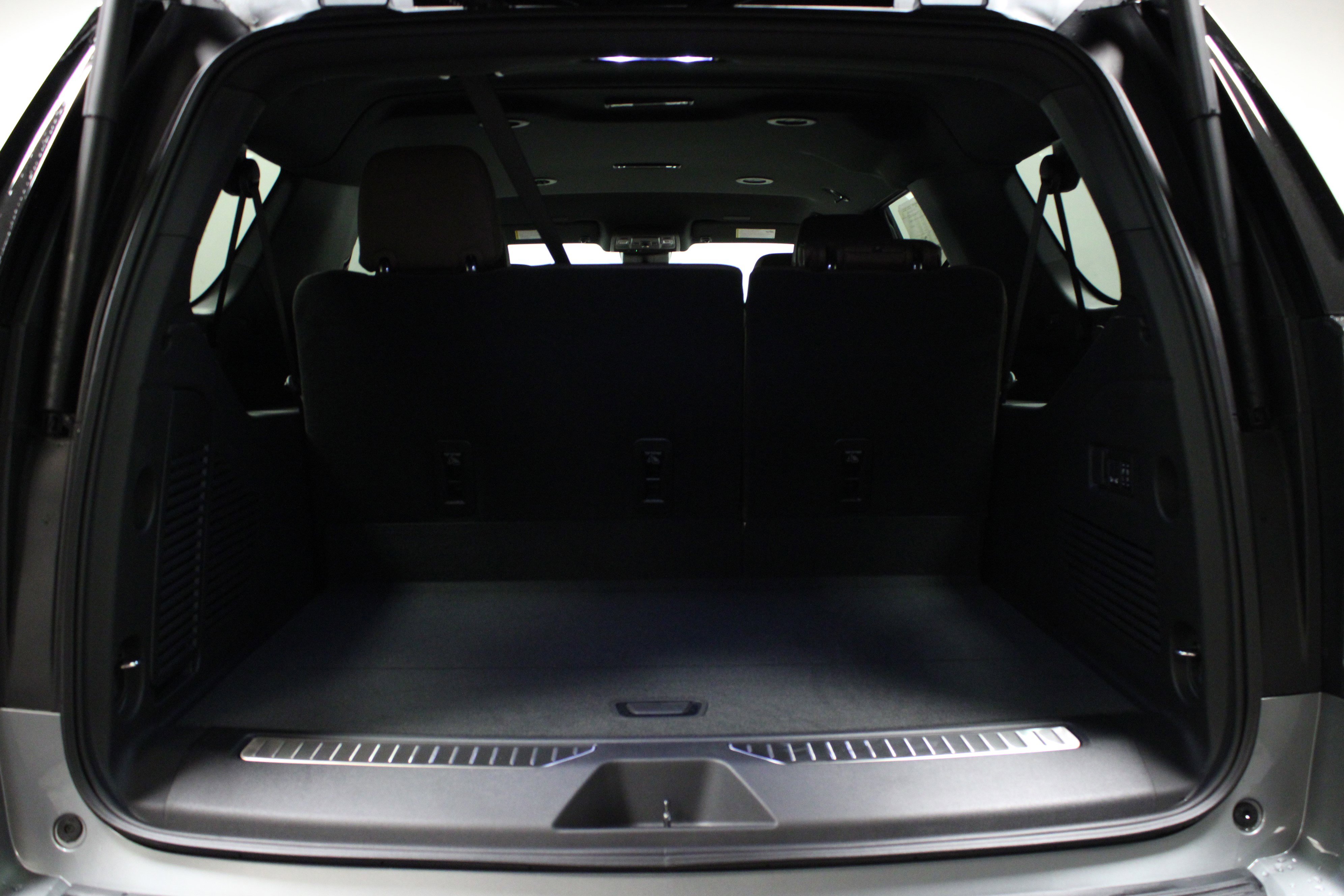 2025 Chevrolet Suburban High Country photo 10