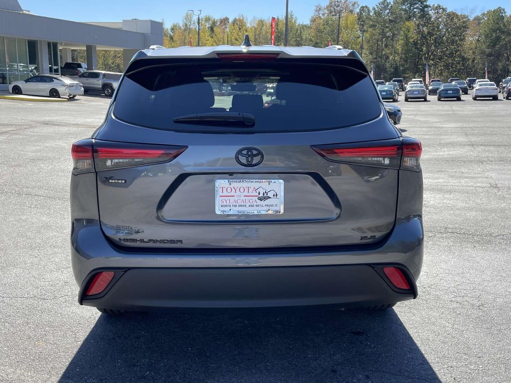 2025 Toyota Highlander XLE photo 3