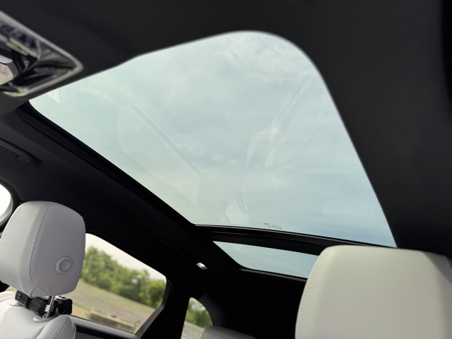 2026 Land Rover Range Rover Velar SE photo 15