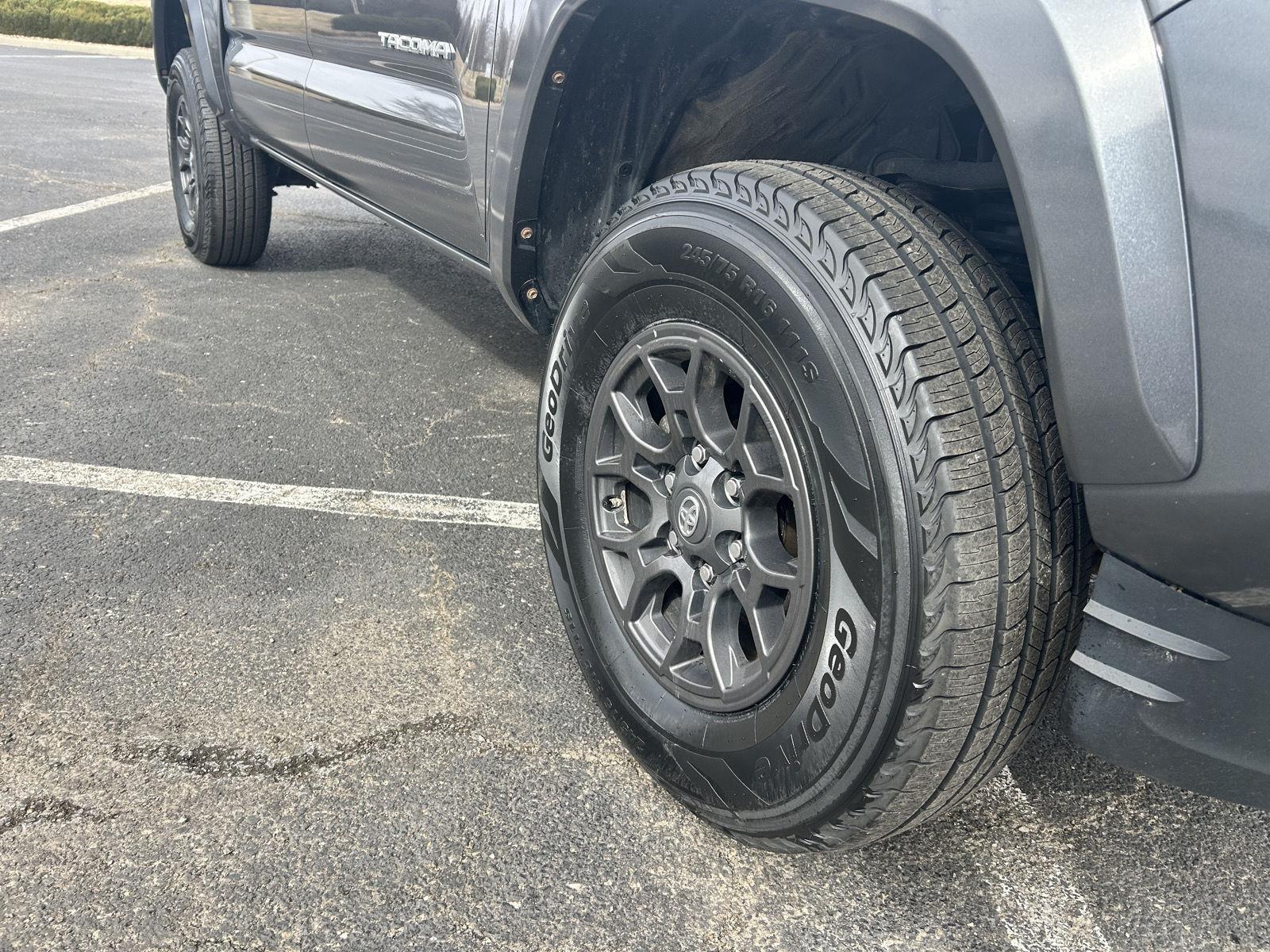 Used 2017 Toyota Tacoma SR5 with VIN 3TMCZ5AN1HM058136 for sale in Kansas City