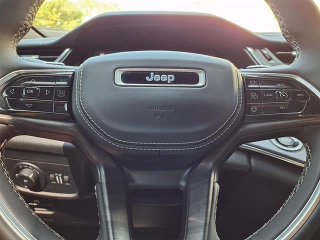 2023 Jeep Grand Cherokee Overland photo 13