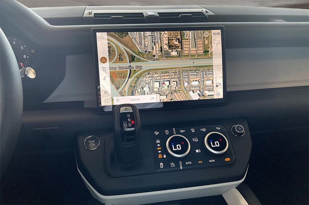 2025 Land Rover Defender 130 X-Dynamic SE photo 6