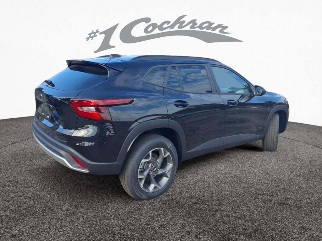 2025 Chevrolet Trax LT photo 3
